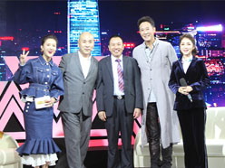 新望董事長(zhǎng)羅永輝與著名歌星劉尊老師、汪正正老師、郭津彤老師、主持人雅琪在北京電視臺(tái)錄制節(jié)目現(xiàn)場(chǎng)親切合影